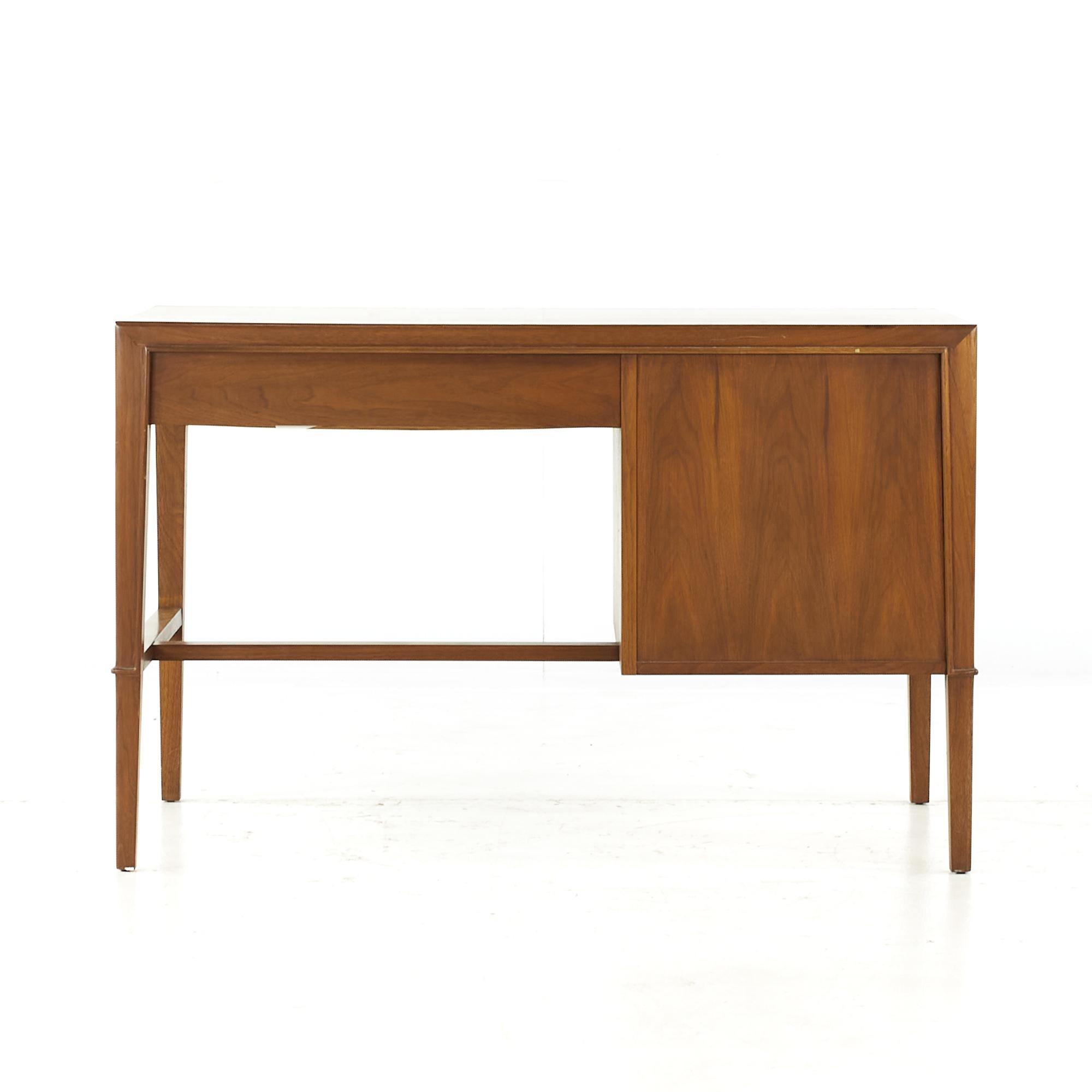 Airy Janus Mid-Century-Schreibtisch aus Nussbaumholz im Angebot 1