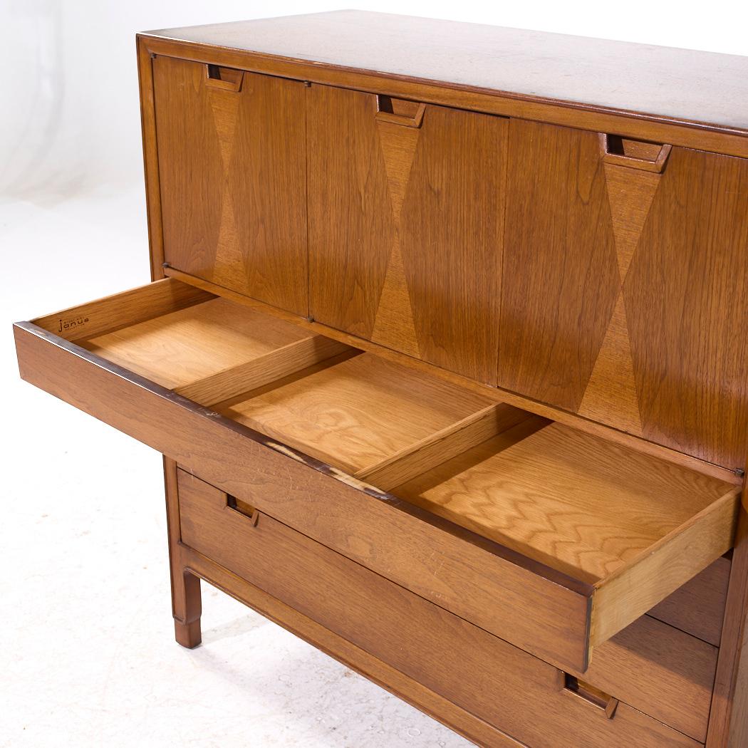 Mount Airy Janus Mid Century Nussbaum Gentleman's Chest Highboy Dresser im Angebot 3