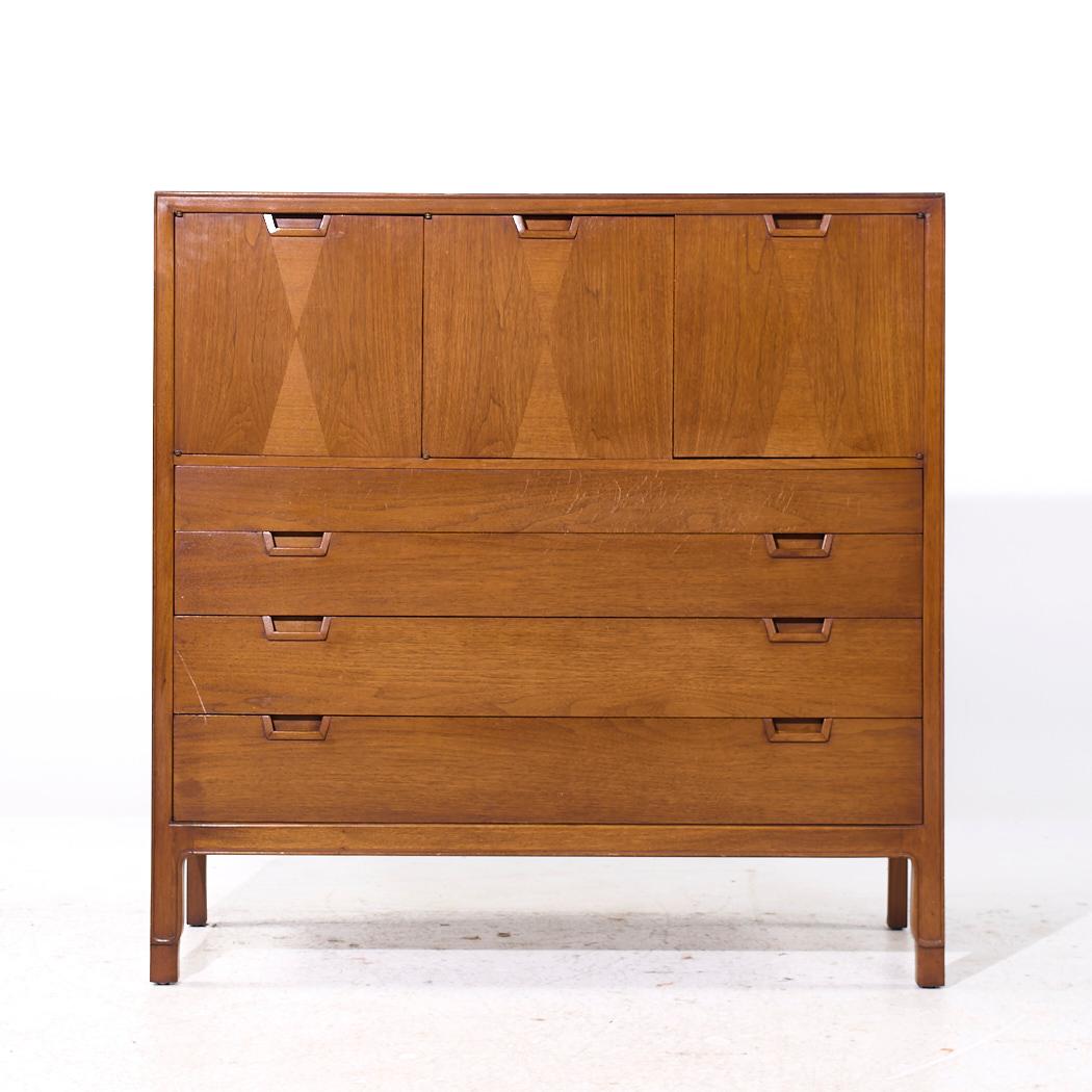 Mount Airy Janus Mid Century Nussbaum Gentleman's Chest Highboy Dresser

Dieser Highboy misst: 46 breit x 19 tief x 46,25 Zoll hoch

Alle Möbelstücke sind in einem so genannten restaurierten Vintage-Zustand zu haben. Das bedeutet, dass das Stück