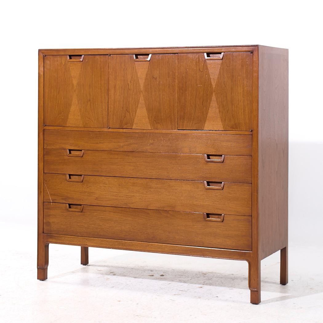 Mount Airy Janus Mid Century Nussbaum Gentleman's Chest Highboy Dresser (Moderne der Mitte des Jahrhunderts) im Angebot