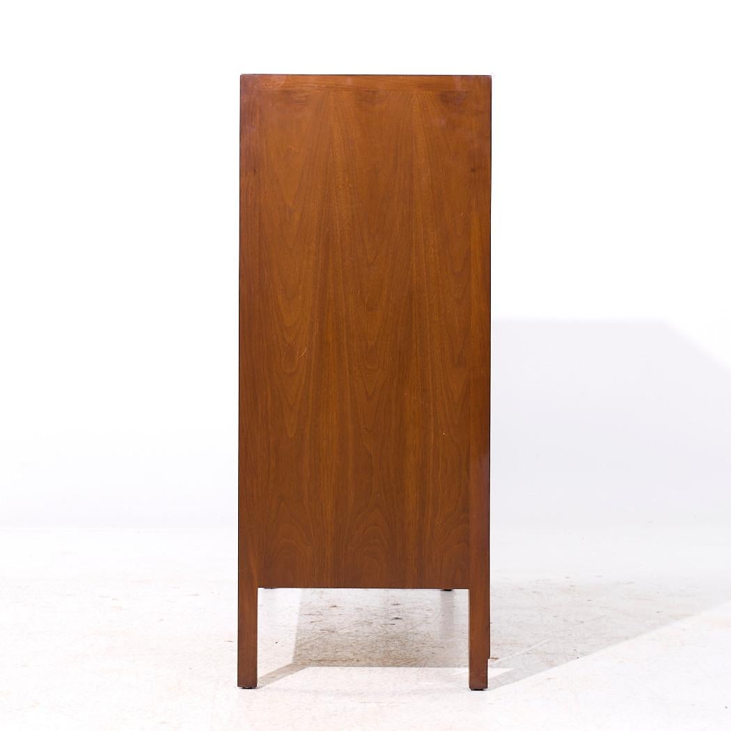 Mount Airy Janus Mid Century Nussbaum Gentleman's Chest Highboy Dresser (amerikanisch) im Angebot