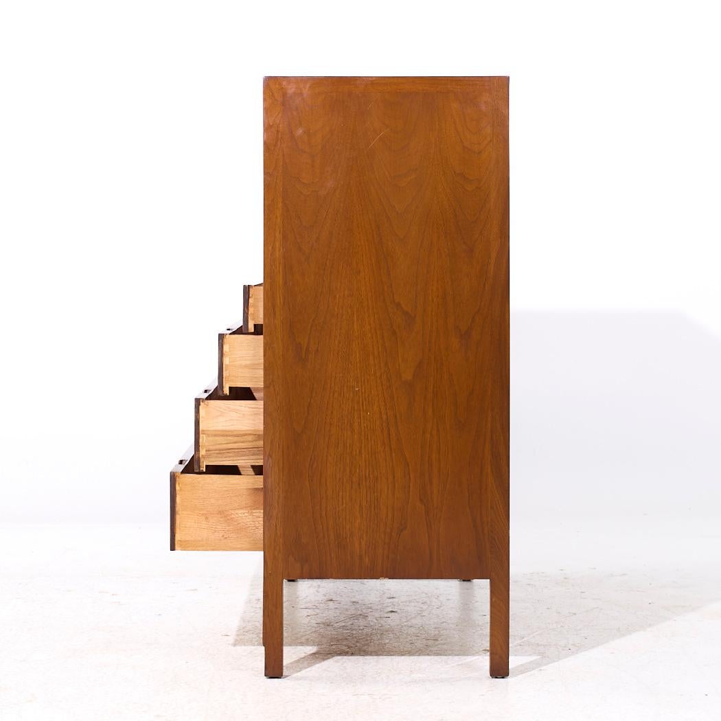 Mount Airy Janus Mid Century Nussbaum Gentleman's Chest Highboy Dresser im Zustand „Gut“ im Angebot in Countryside, IL