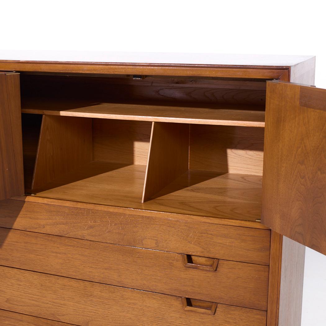 Mount Airy Janus Mid Century Nussbaum Gentleman's Chest Highboy Dresser (Walnuss) im Angebot