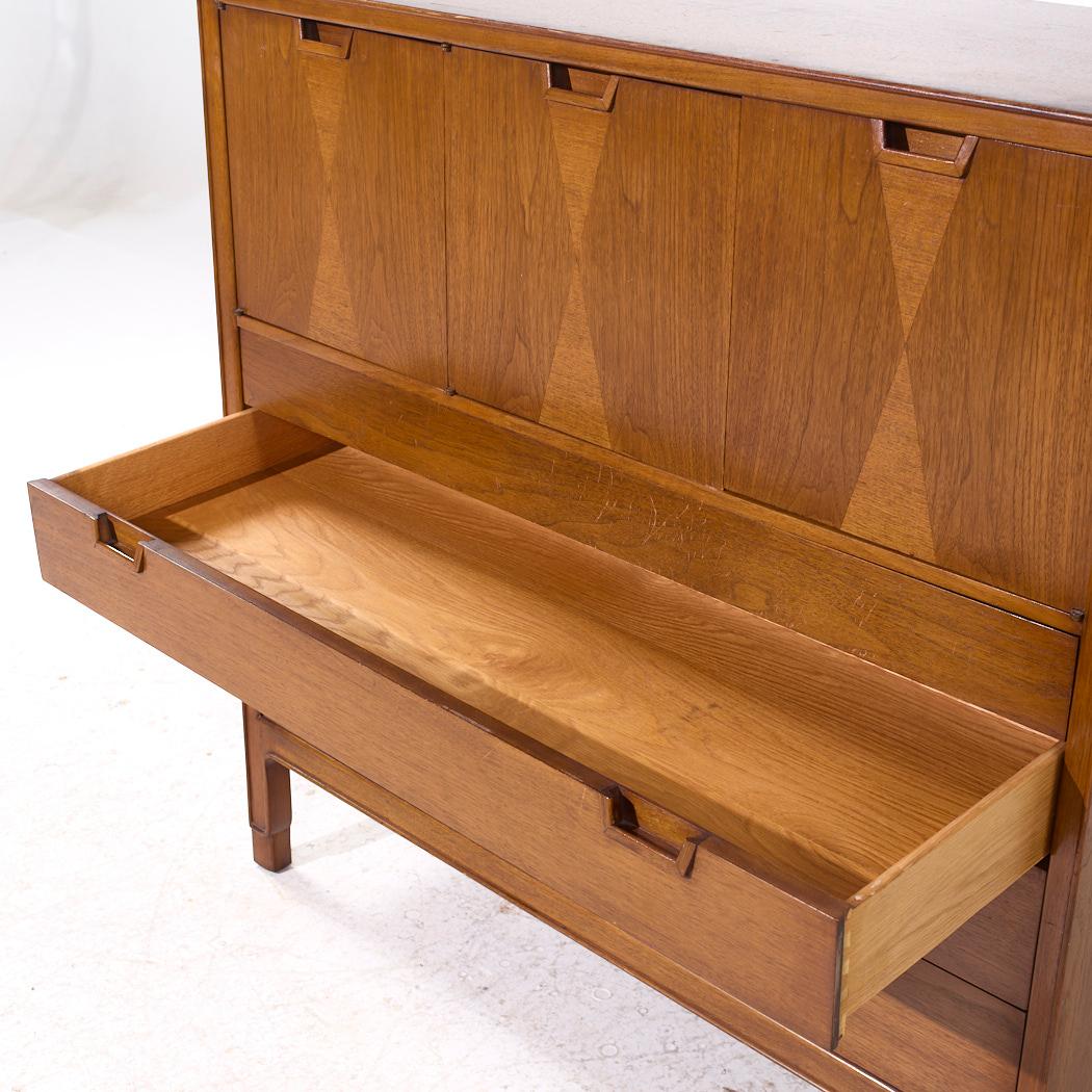 Mount Airy Janus Mid Century Nussbaum Gentleman's Chest Highboy Dresser im Angebot 1