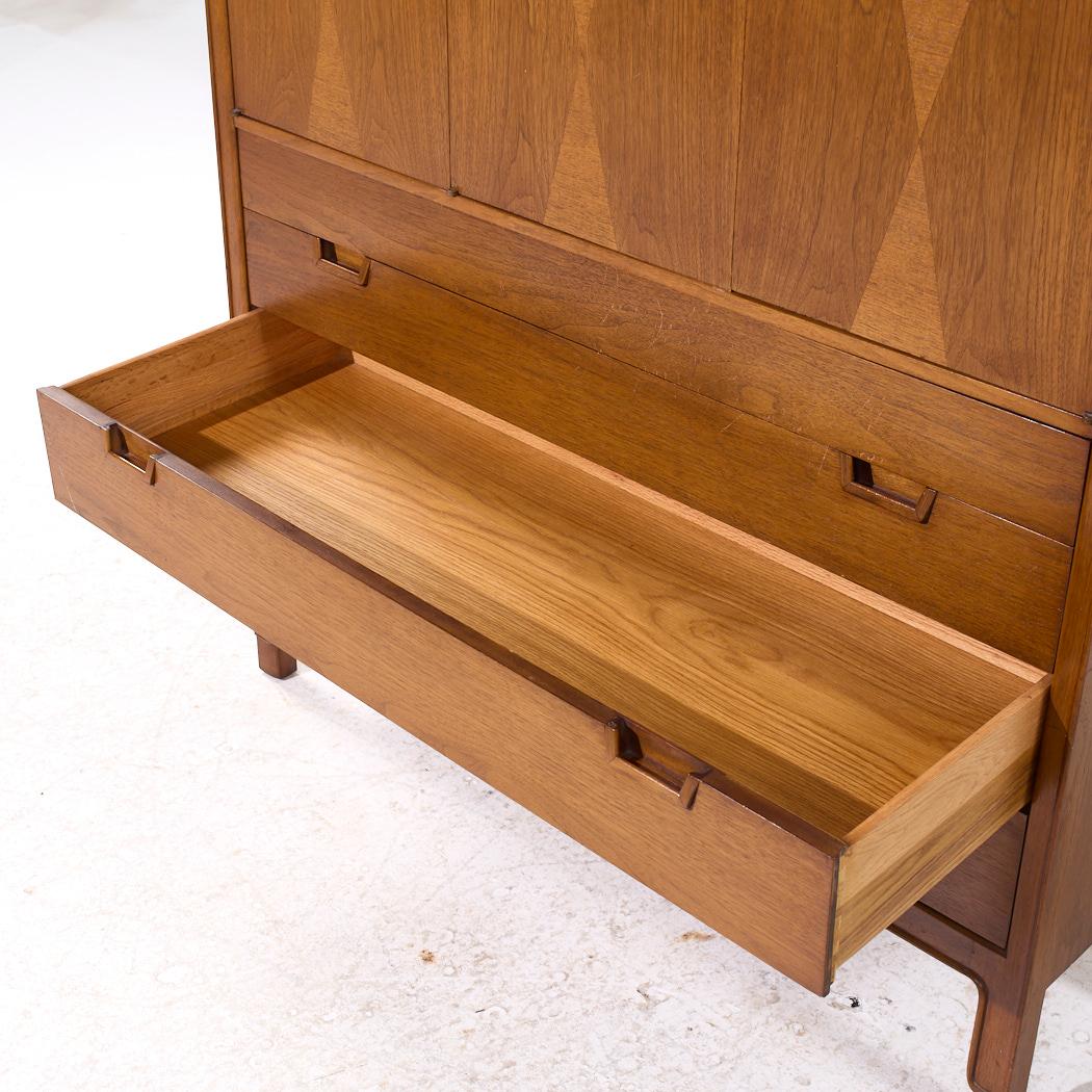 Mount Airy Janus Mid Century Nussbaum Gentleman's Chest Highboy Dresser im Angebot 2
