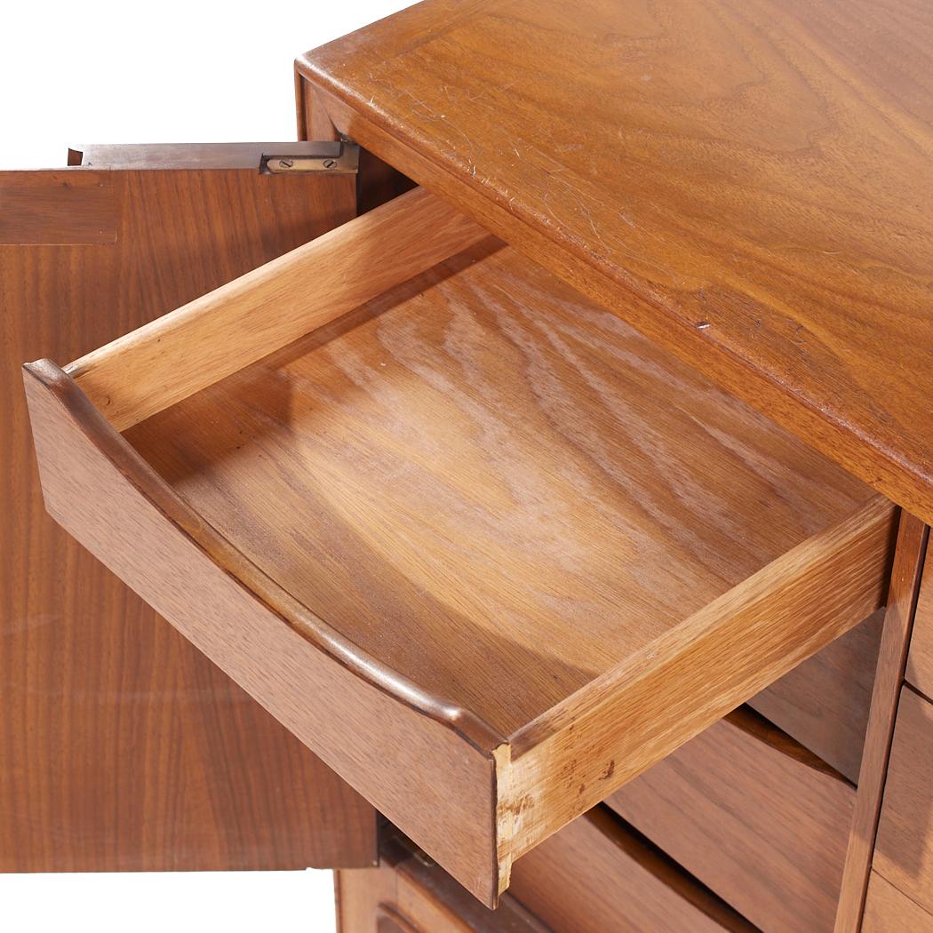 Cómoda baja de nogal Janus Mid Century de Mount Airy en venta 3