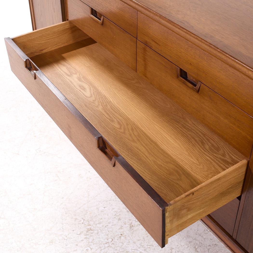 Cómoda baja de nogal Janus Mid Century de Mount Airy en venta 3