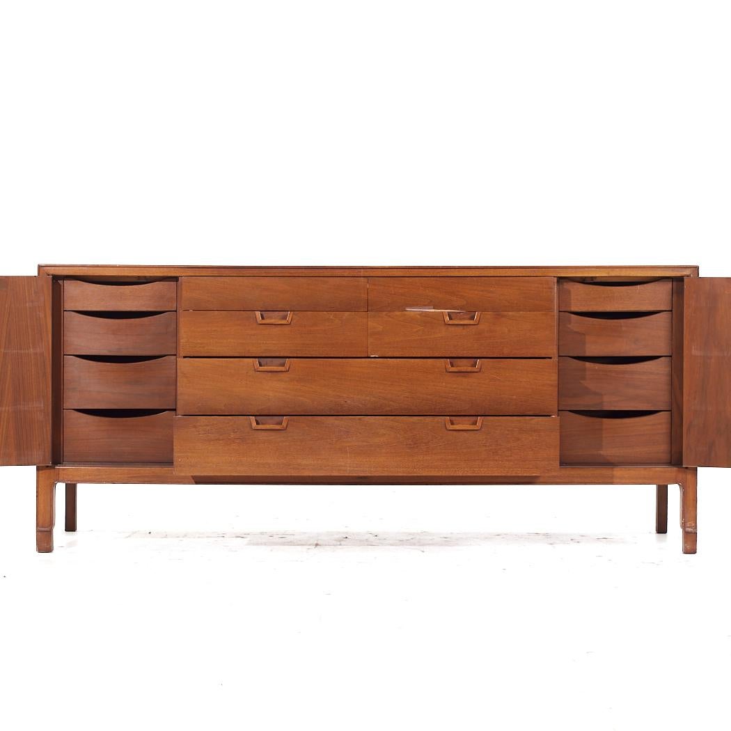 Cómoda baja de nogal Janus Mid Century de Mount Airy en venta 4