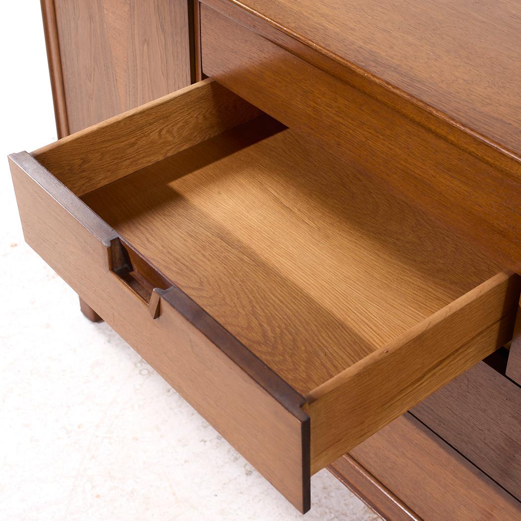 Cómoda baja de nogal Janus Mid Century de Mount Airy en venta 4