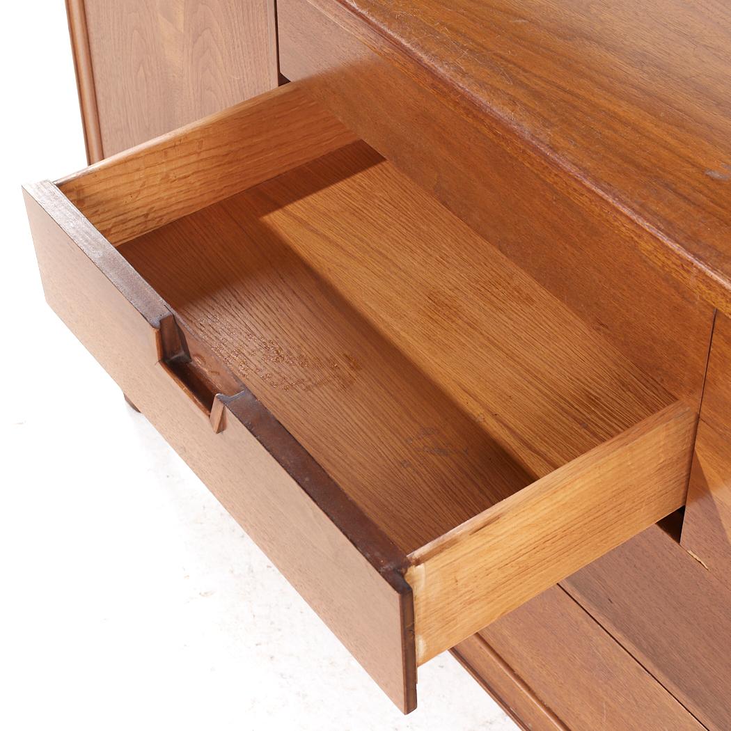 Cómoda baja de nogal Janus Mid Century de Mount Airy en venta 5
