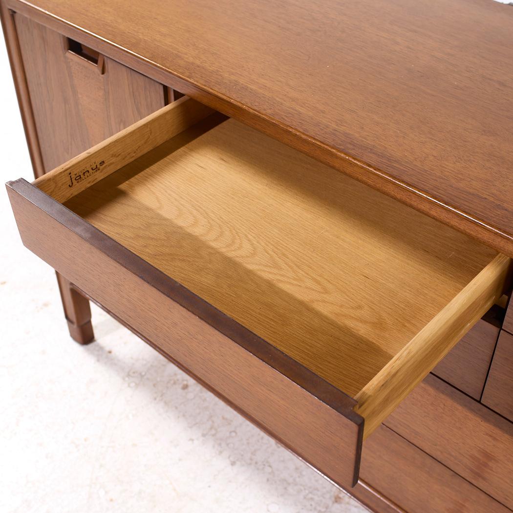 Cómoda baja de nogal Janus Mid Century de Mount Airy en venta 5