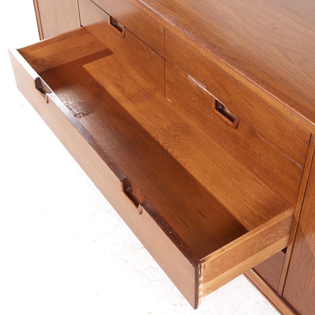 Cómoda baja de nogal Janus Mid Century de Mount Airy en venta 6