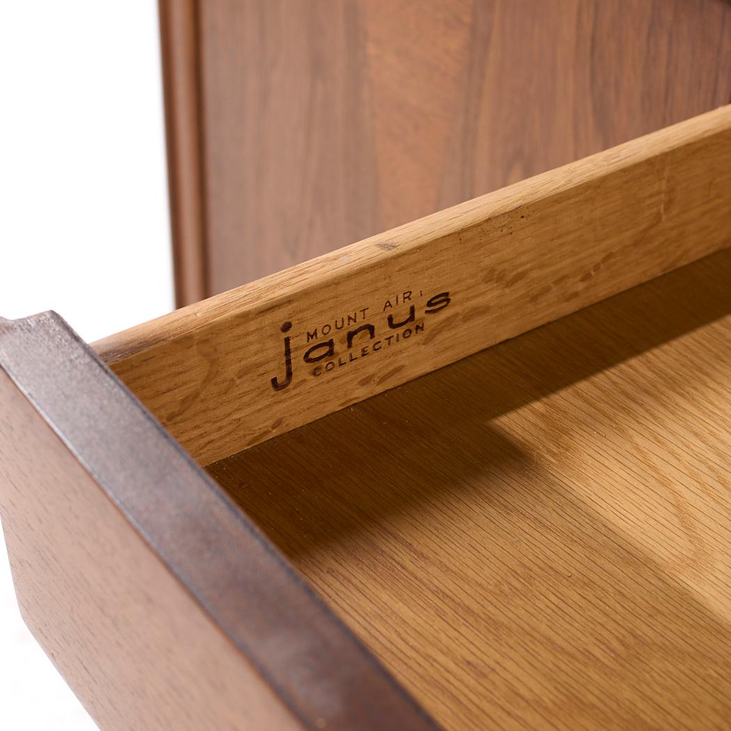 Cómoda baja de nogal Janus Mid Century de Mount Airy en venta 6