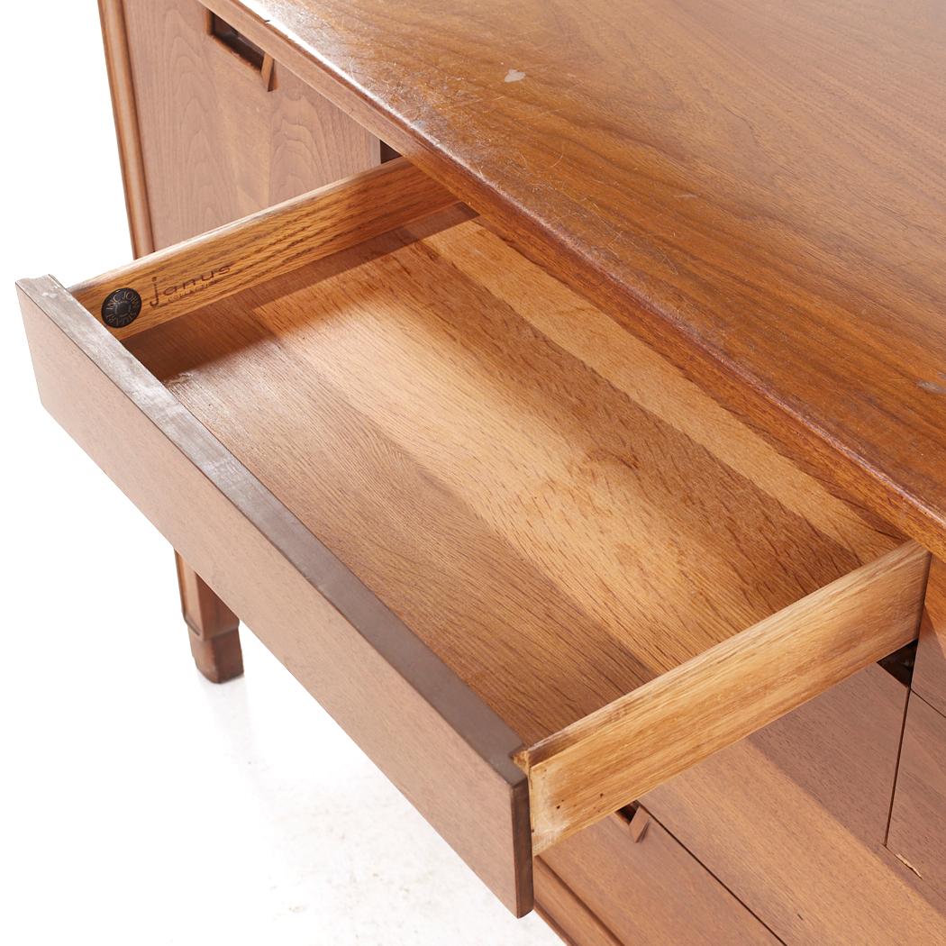 Cómoda baja de nogal Janus Mid Century de Mount Airy en venta 7