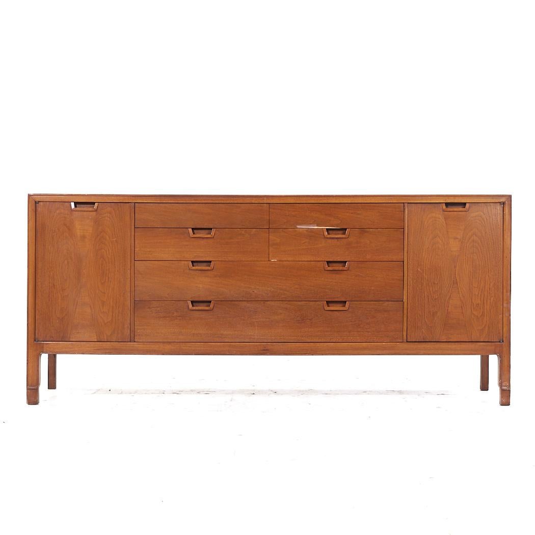 Cómoda baja de nogal Janus Mid Century de Mount Airy

Esta barquilla baja mide 72 de ancho x 19 de fondo x 31,5 pulgadas de alto

Todos los muebles pueden adquirirse en lo que denominamos estado vintage restaurado. Esto significa que la pieza se