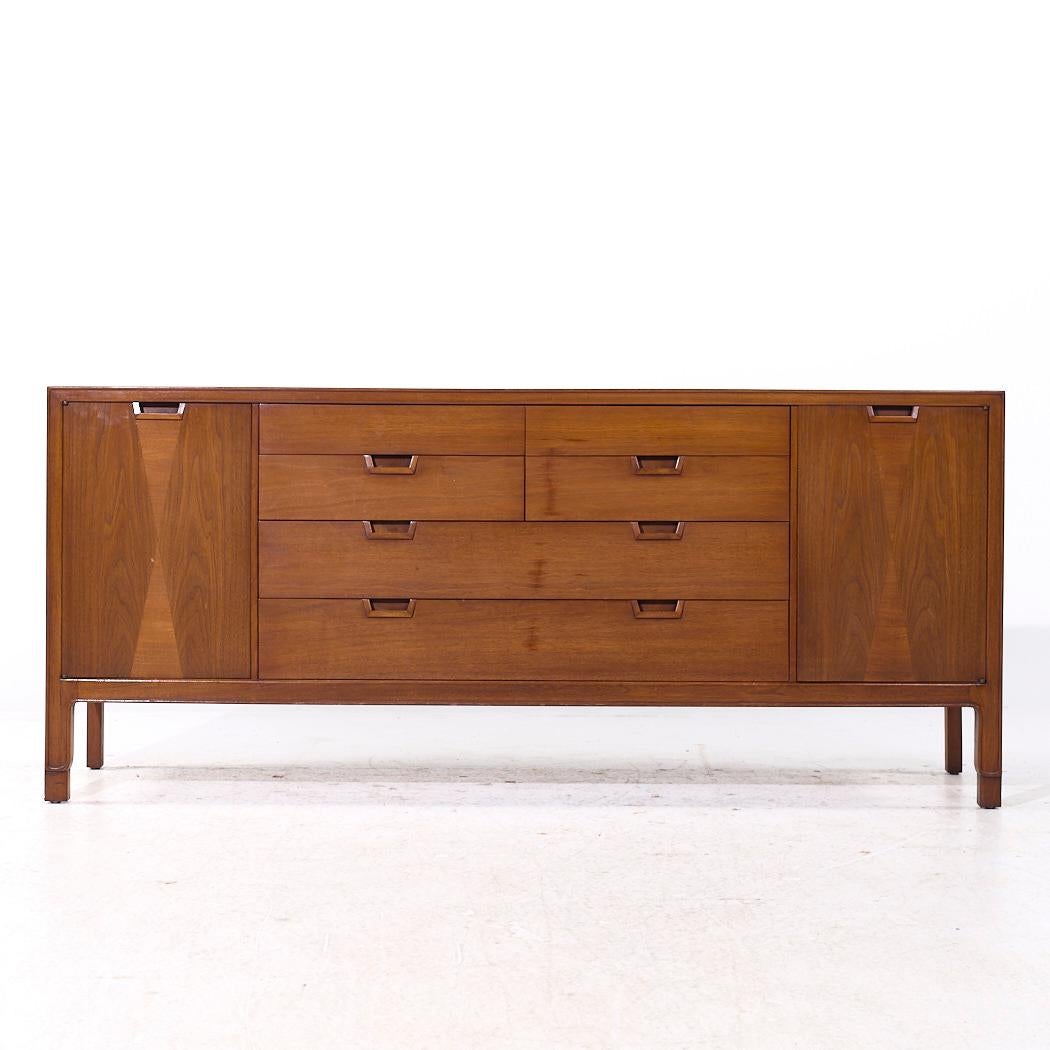 Cómoda baja de nogal Janus Mid Century de Mount Airy

Esta barquilla baja mide 72 de ancho x 19 de fondo x 31,5 pulgadas de alto

Todos los muebles pueden adquirirse en lo que denominamos estado vintage restaurado. Esto significa que la pieza se