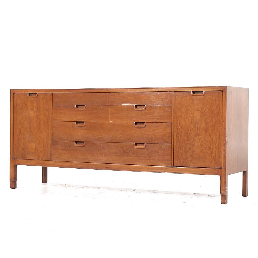 Cómoda baja de nogal Janus Mid Century de Mount Airy Moderno de mediados de siglo en venta
