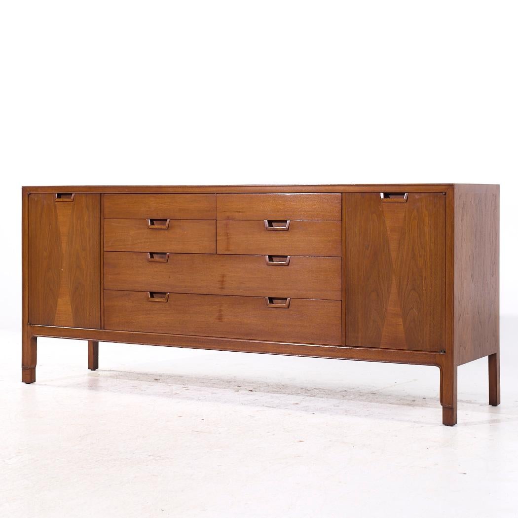 Cómoda baja de nogal Janus Mid Century de Mount Airy Moderno de mediados de siglo en venta