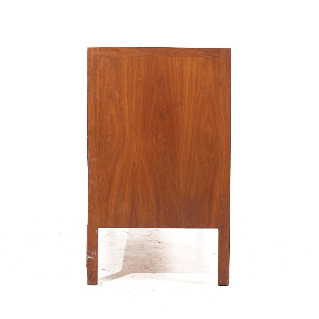 Cómoda baja de nogal Janus Mid Century de Mount Airy Estadounidense en venta