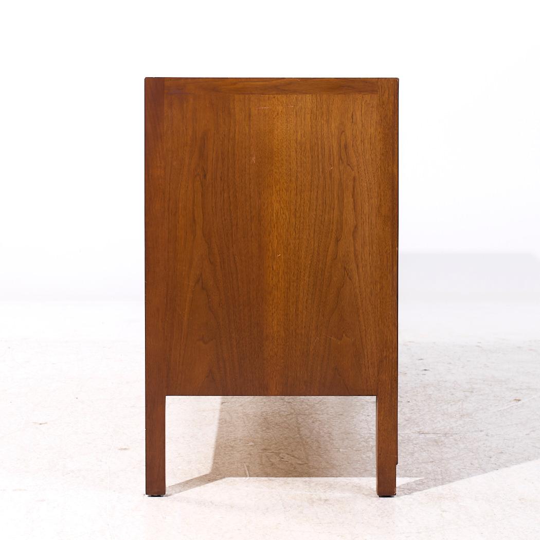 Cómoda baja de nogal Janus Mid Century de Mount Airy Estadounidense en venta