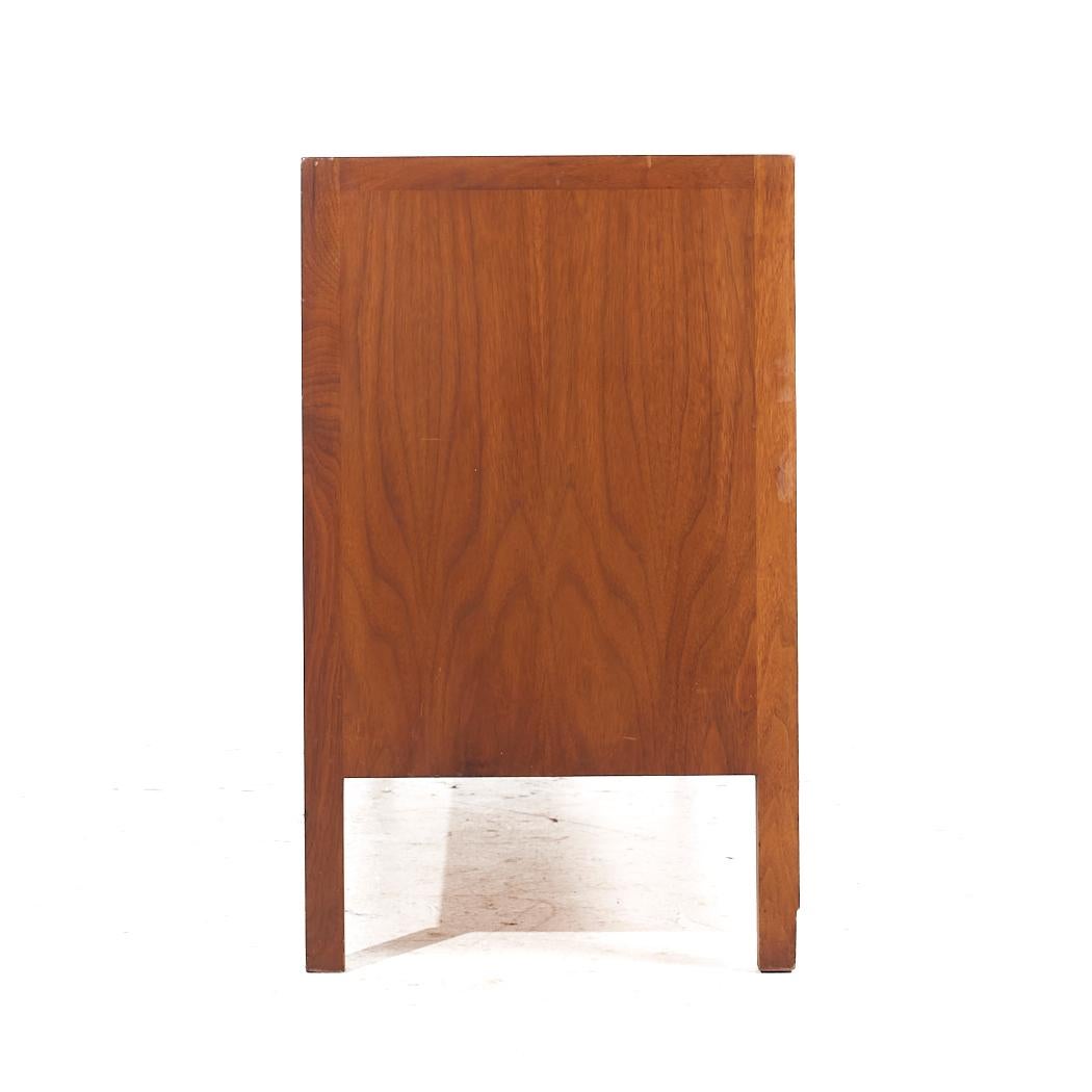 Cómoda baja de nogal Janus Mid Century de Mount Airy en Bueno estado para la venta en Countryside, IL