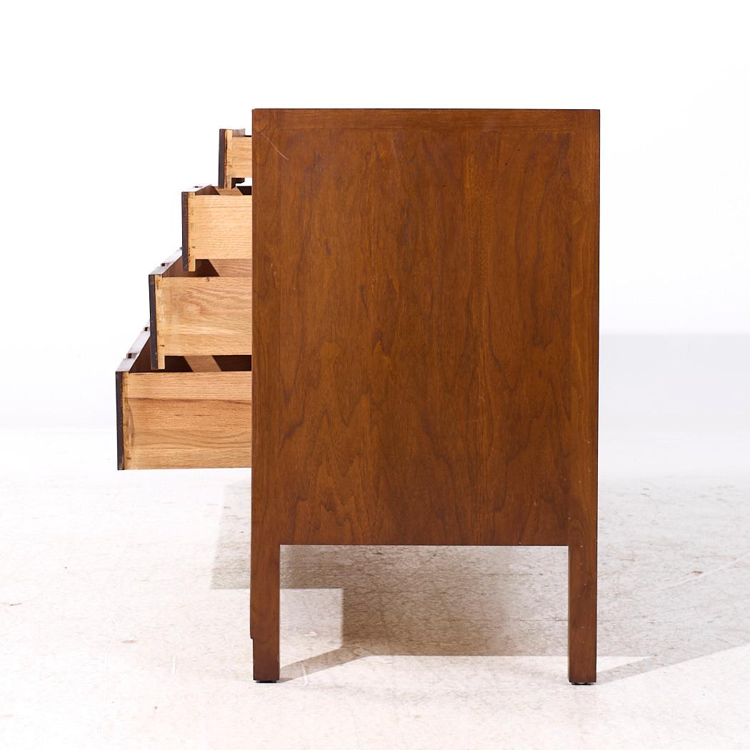 Cómoda baja de nogal Janus Mid Century de Mount Airy en Bueno estado para la venta en Countryside, IL