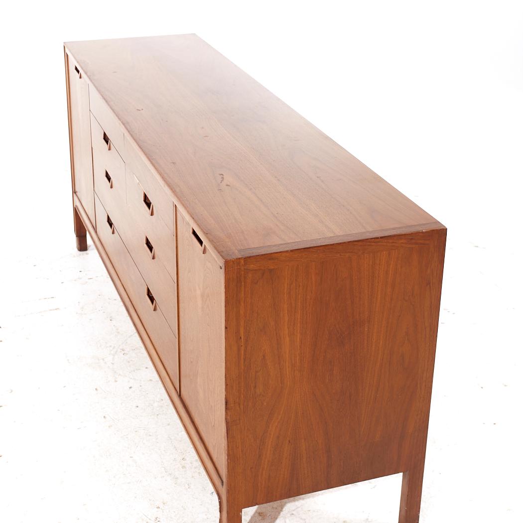 Cómoda baja de nogal Janus Mid Century de Mount Airy finales del siglo XX en venta