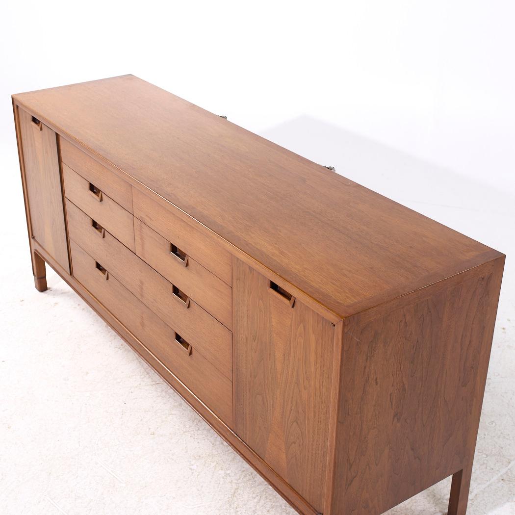 Cómoda baja de nogal Janus Mid Century de Mount Airy finales del siglo XX en venta
