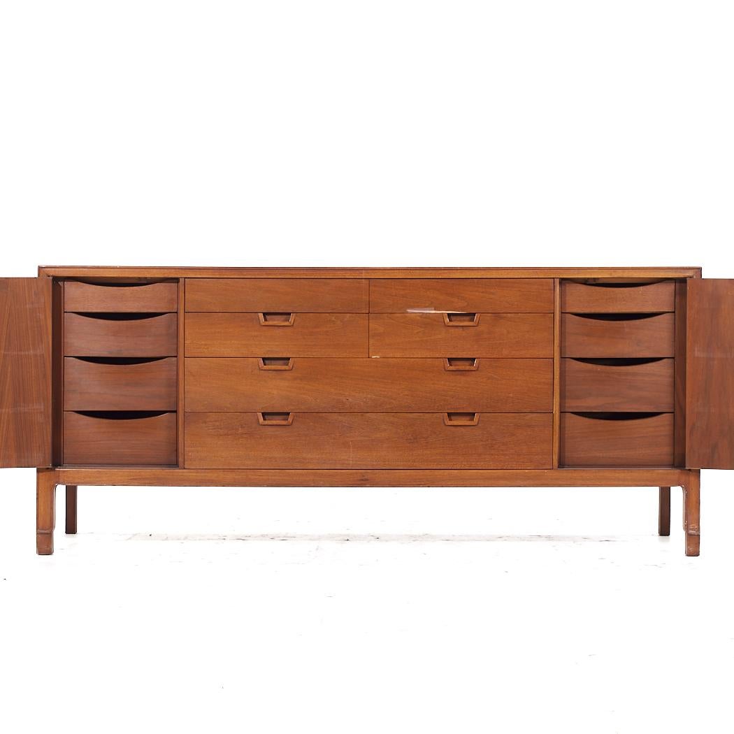 Cómoda baja de nogal Janus Mid Century de Mount Airy Nogal en venta