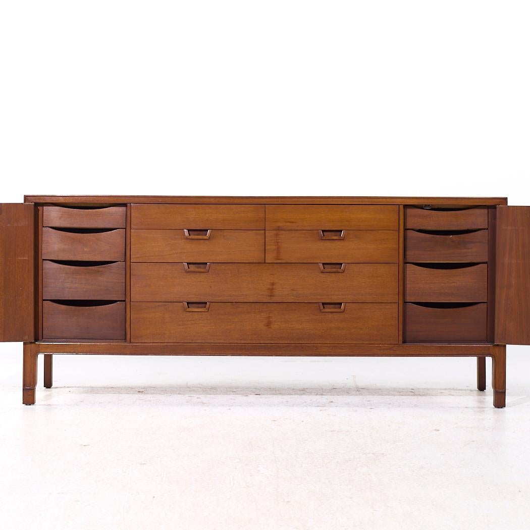 Cómoda baja de nogal Janus Mid Century de Mount Airy Nogal en venta