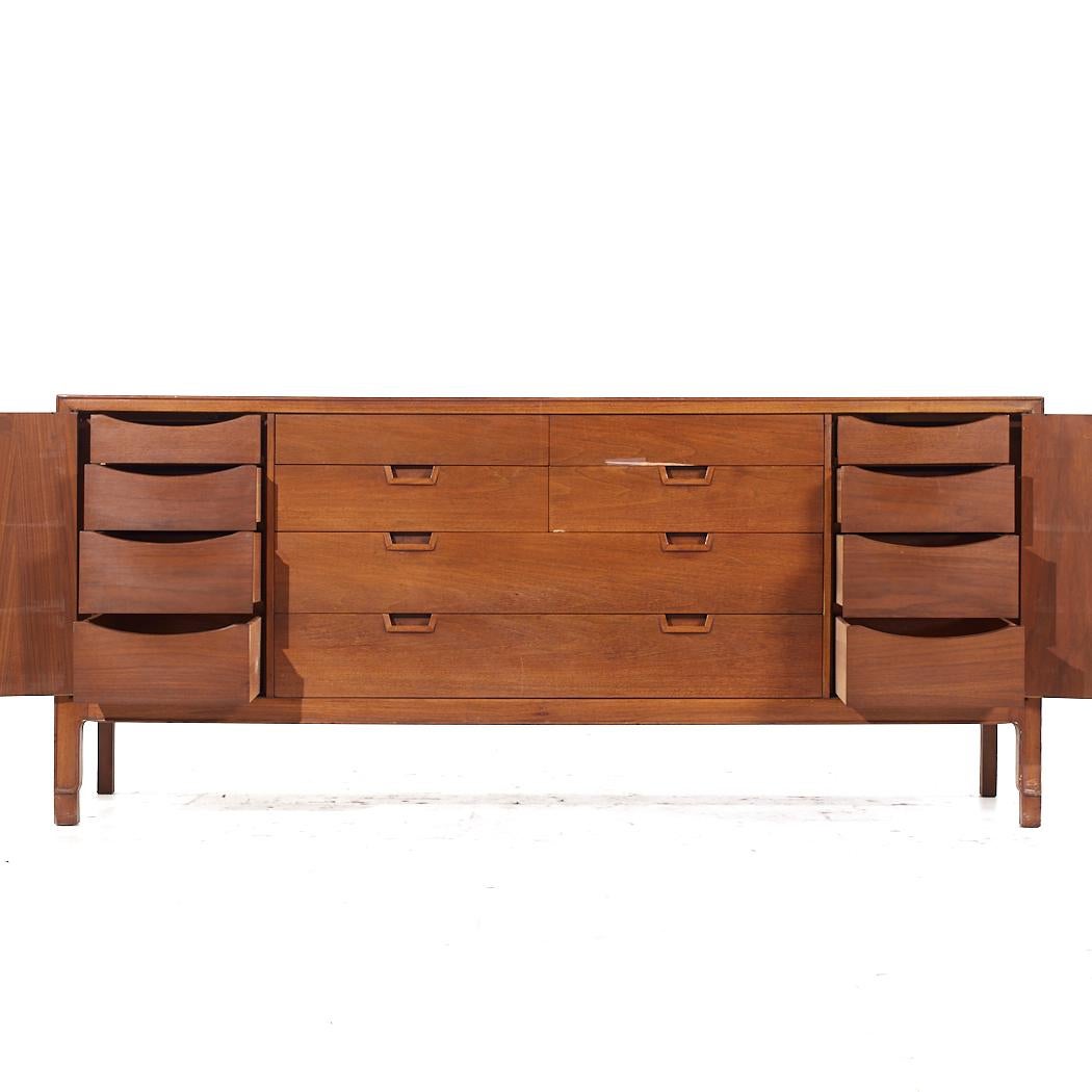 Cómoda baja de nogal Janus Mid Century de Mount Airy en venta 1