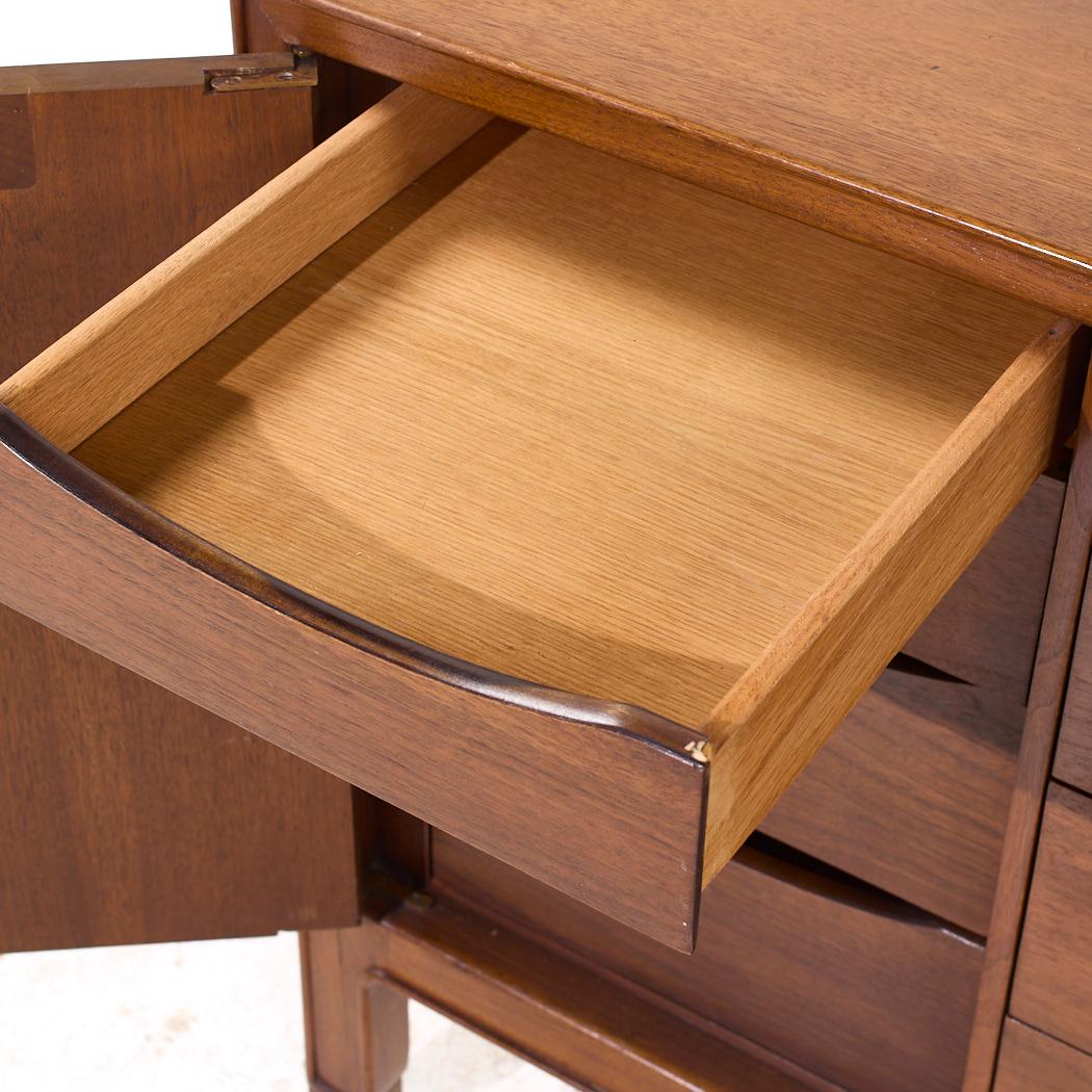 Cómoda baja de nogal Janus Mid Century de Mount Airy en venta 1