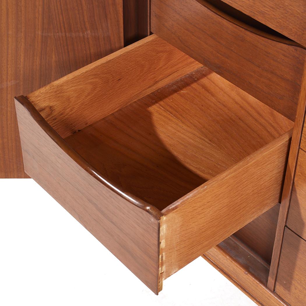 Cómoda baja de nogal Janus Mid Century de Mount Airy en venta 2