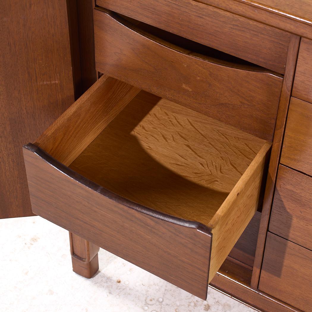 Cómoda baja de nogal Janus Mid Century de Mount Airy en venta 2