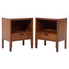 Comodini Mount Airy Janus in legno di noce del Medioevo - Coppia
