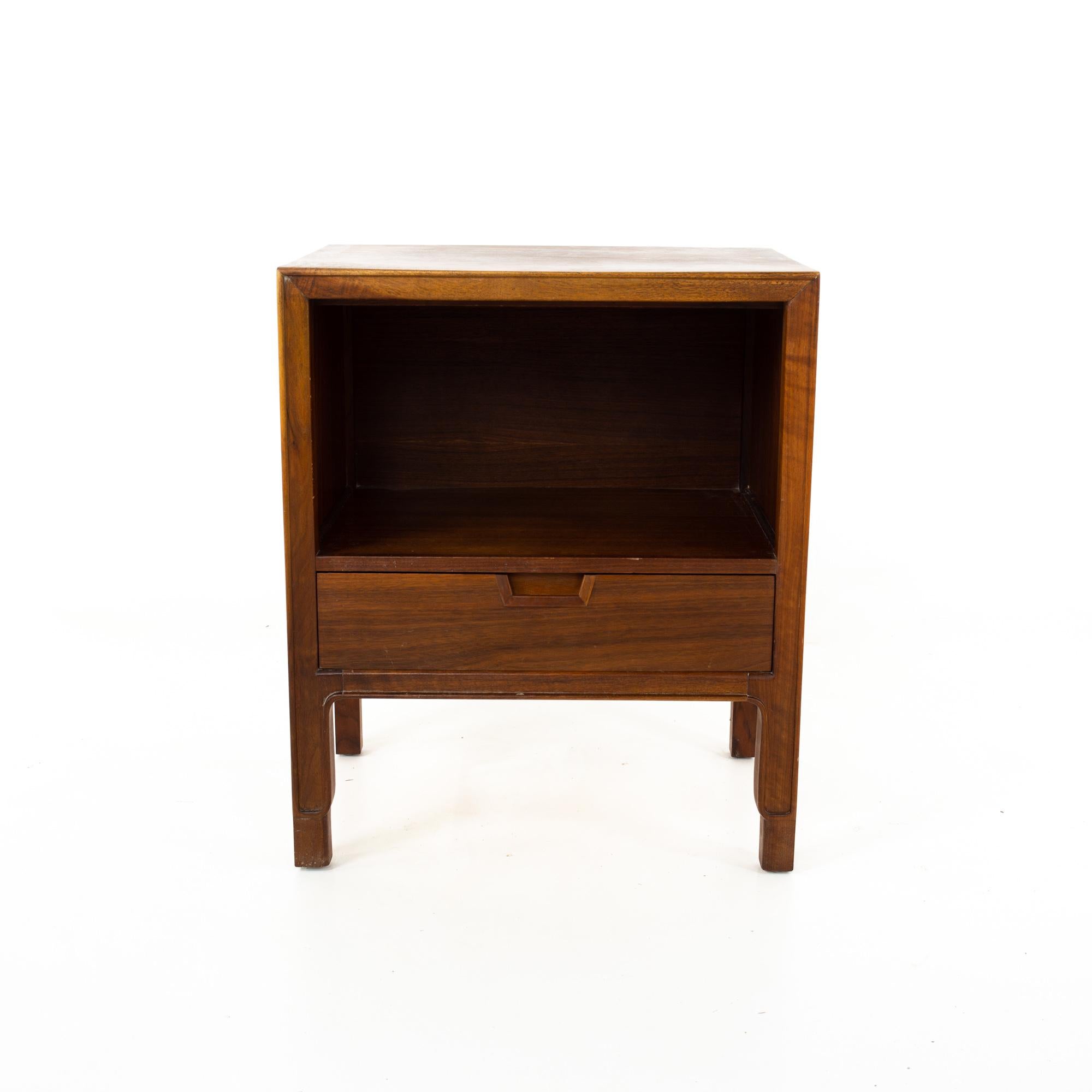 Mount Airy Janus Mid Century Walnut Nightstands, Pair In Good Condition In Countryside, IL