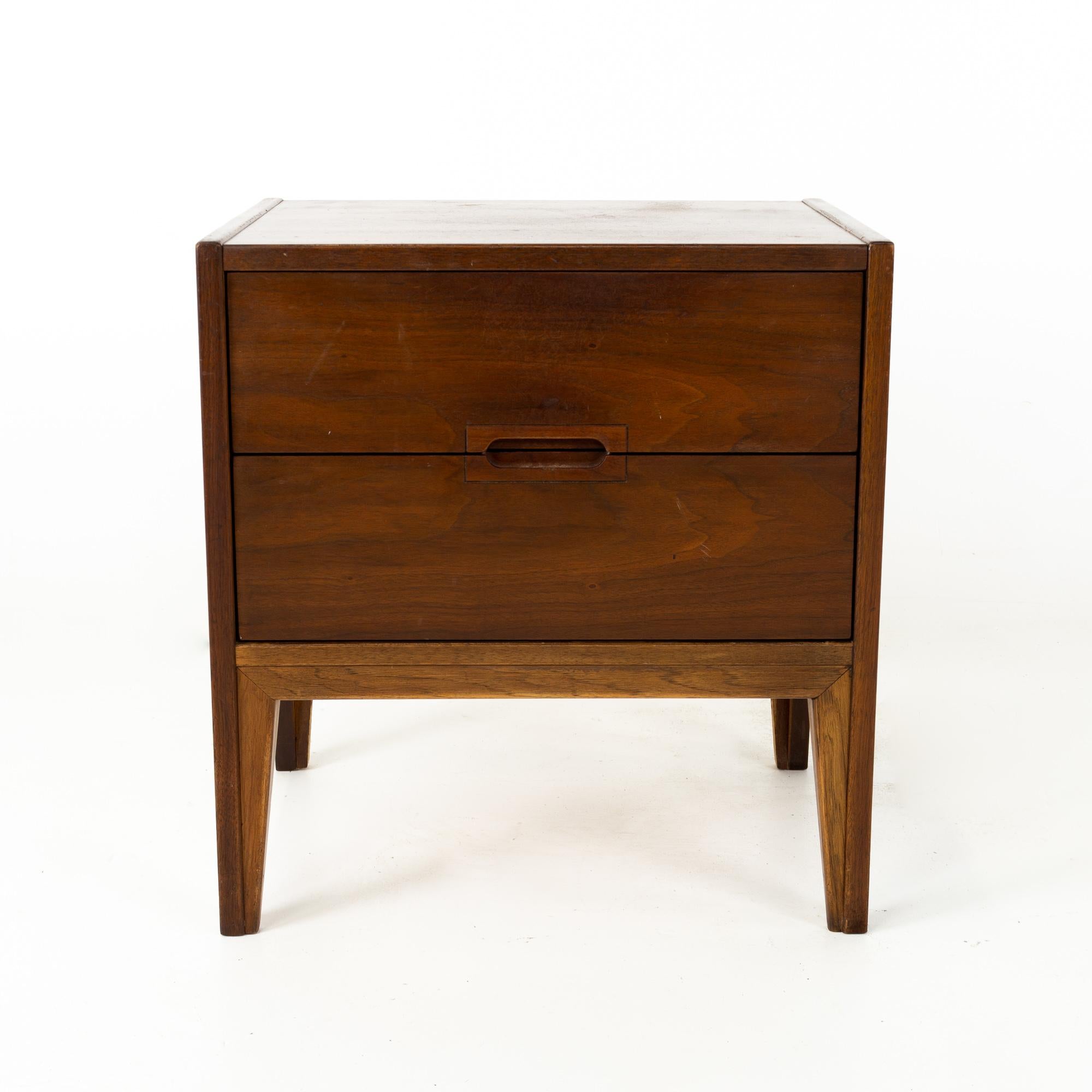 Mount Airy Janus Style United Midcentury Walnut Nightstands, Pair In Good Condition In Countryside, IL