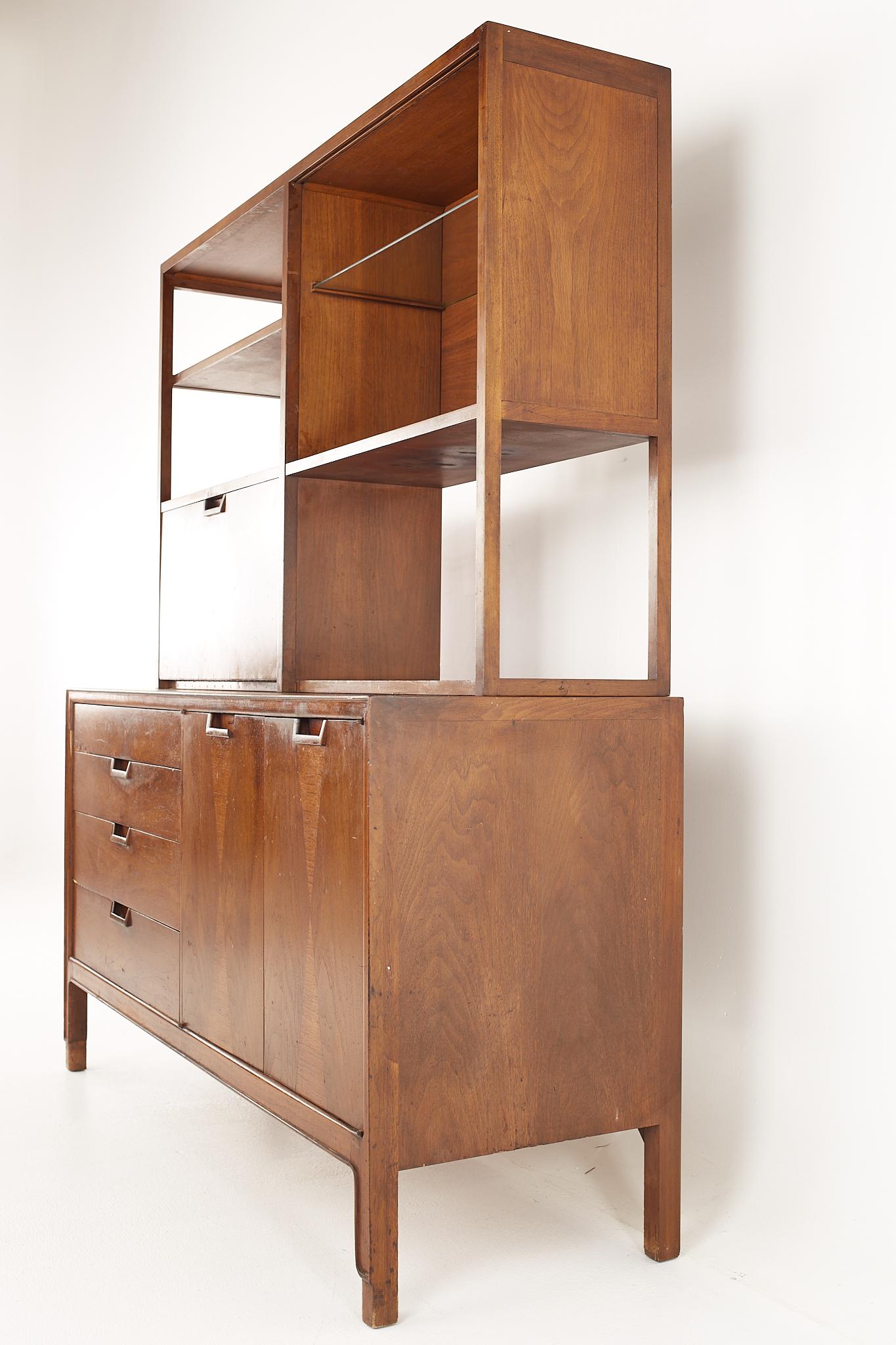 Mount Airy Mid Century Walnut Buffet with Hutch In Good Condition In Countryside, IL