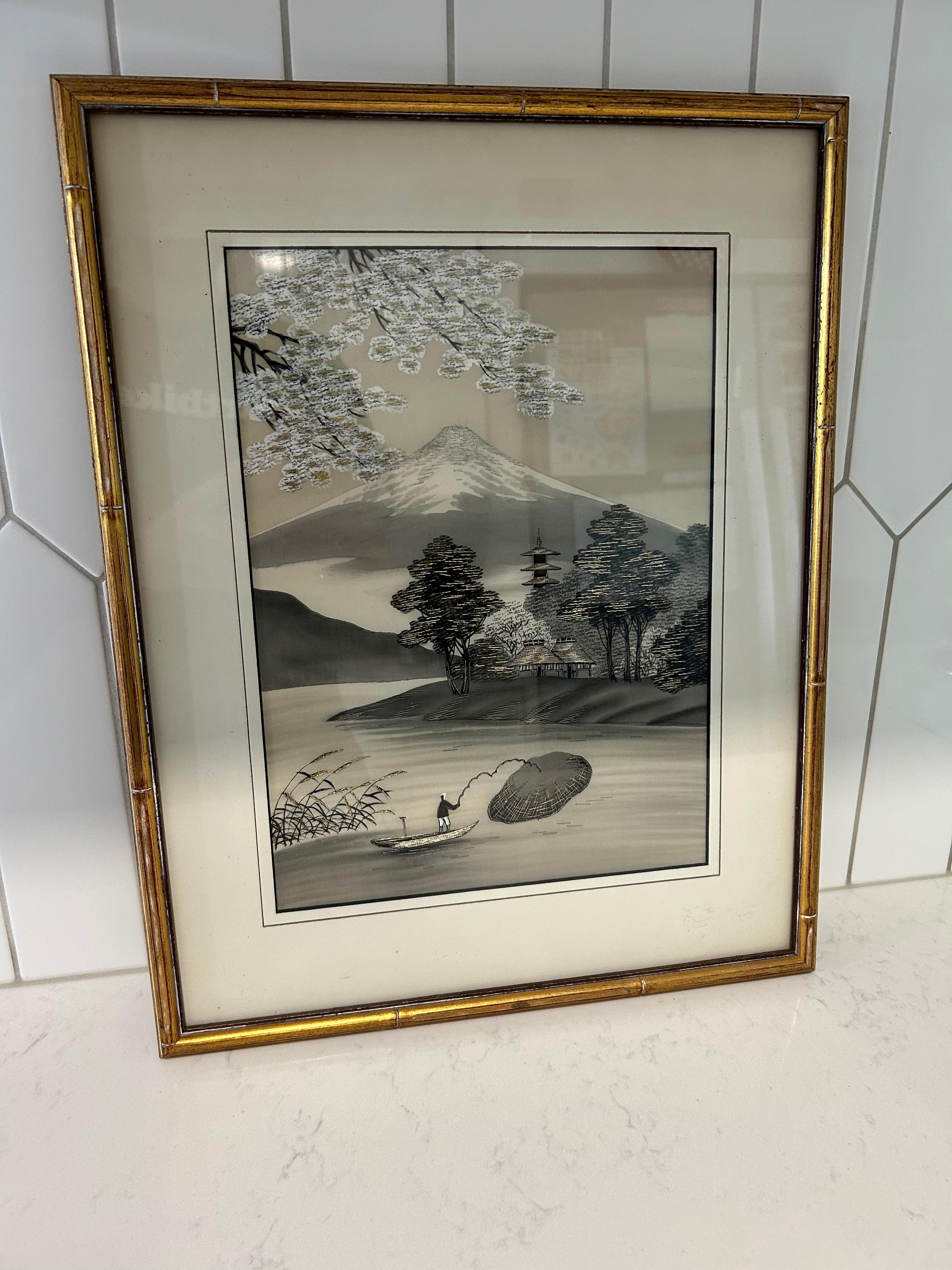 Extraordinario bordado en seda de una imagen que representa el monte Fiyi al tiempo que incluye arquitectura tradicional de estilo japonés y un pescador japonés echando la red al agua, al tiempo que muestra la impresionante floración de los cerezos