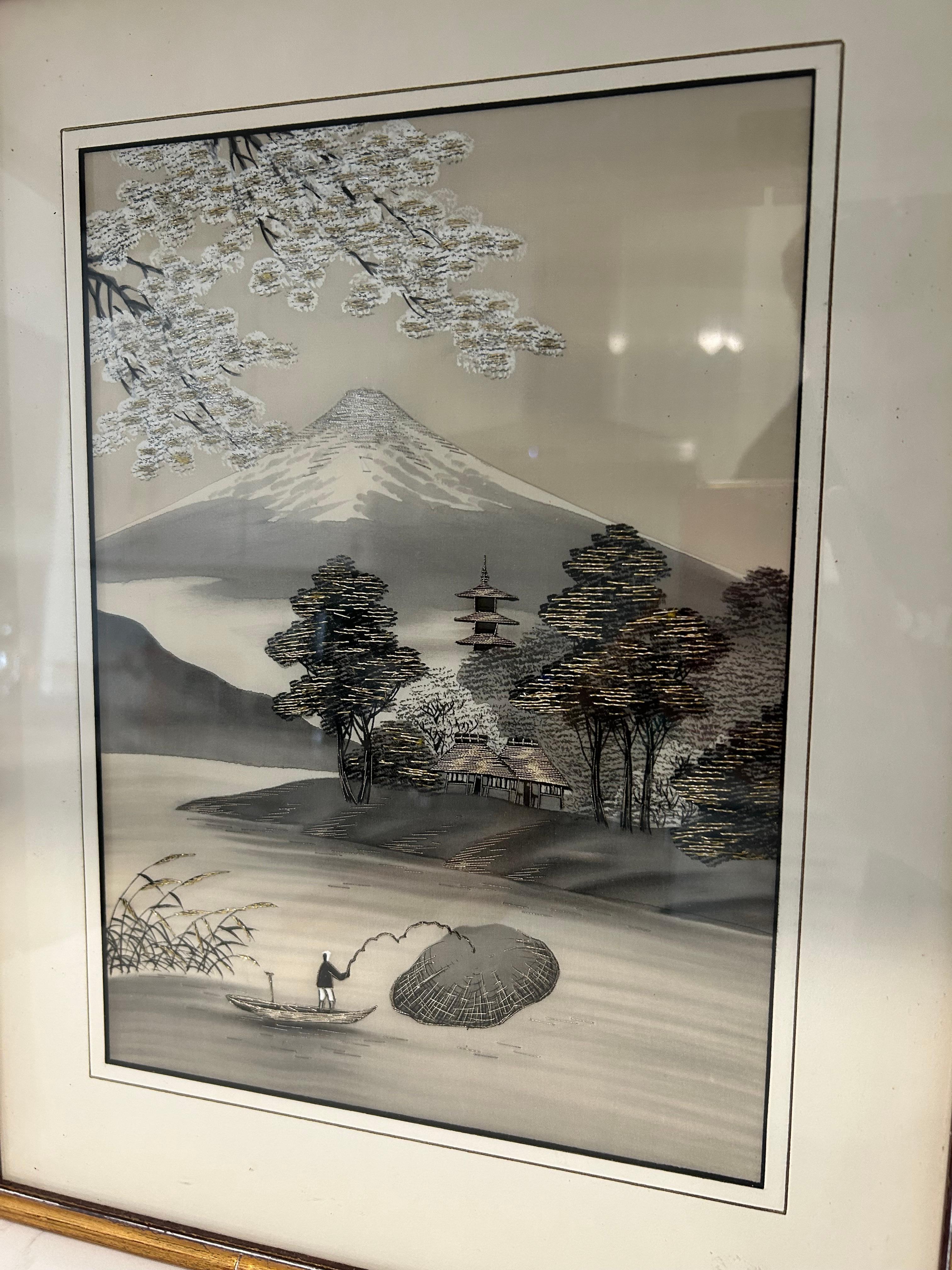 Bordado de Seda Japonesa del Monte Fuji y Pescador en un Marco de Bambú Dorado de Imitación Japonismo en venta