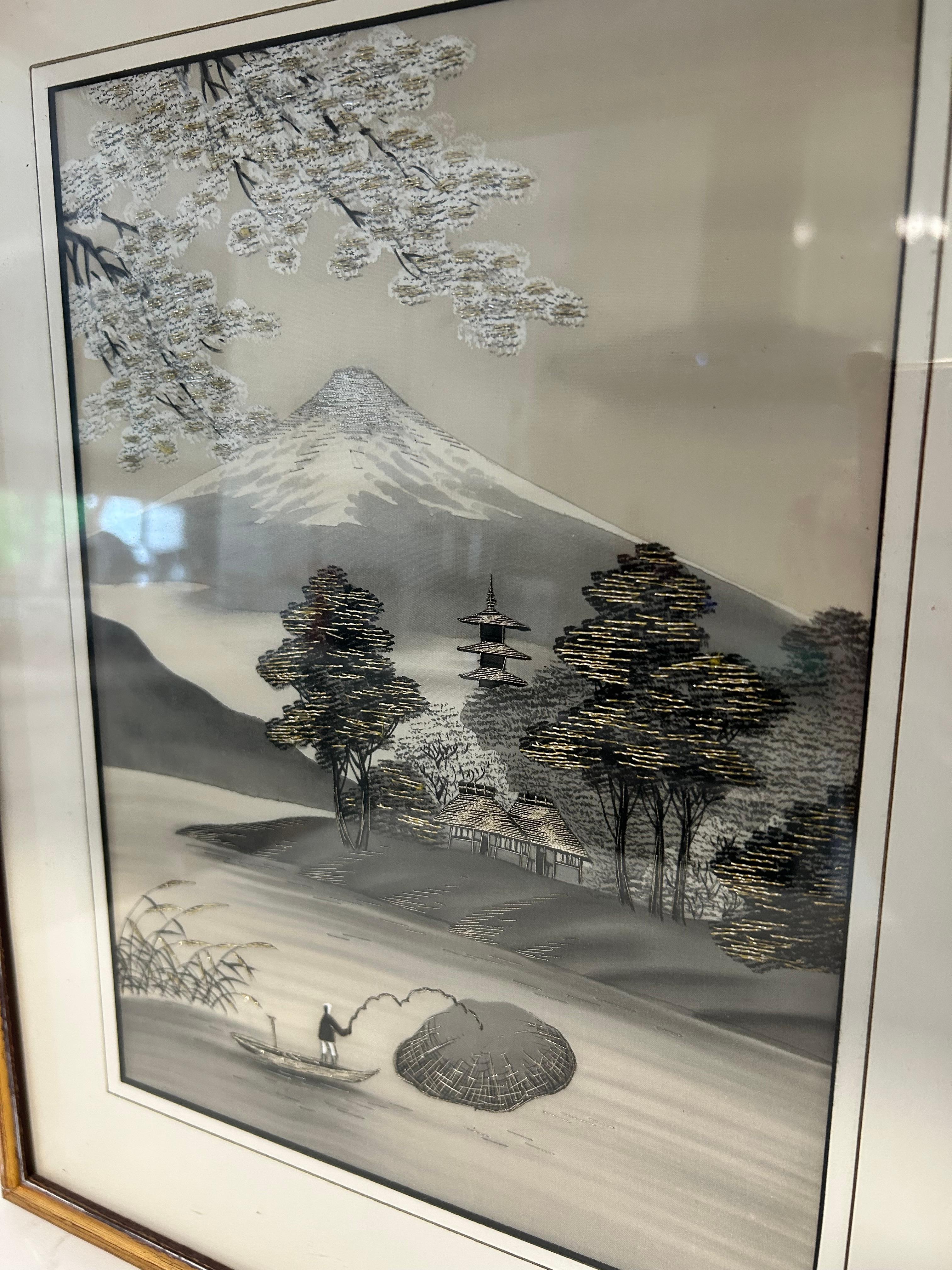 Bordado de Seda Japonesa del Monte Fuji y Pescador en un Marco de Bambú Dorado de Imitación en Bueno estado para la venta en Medina, OH