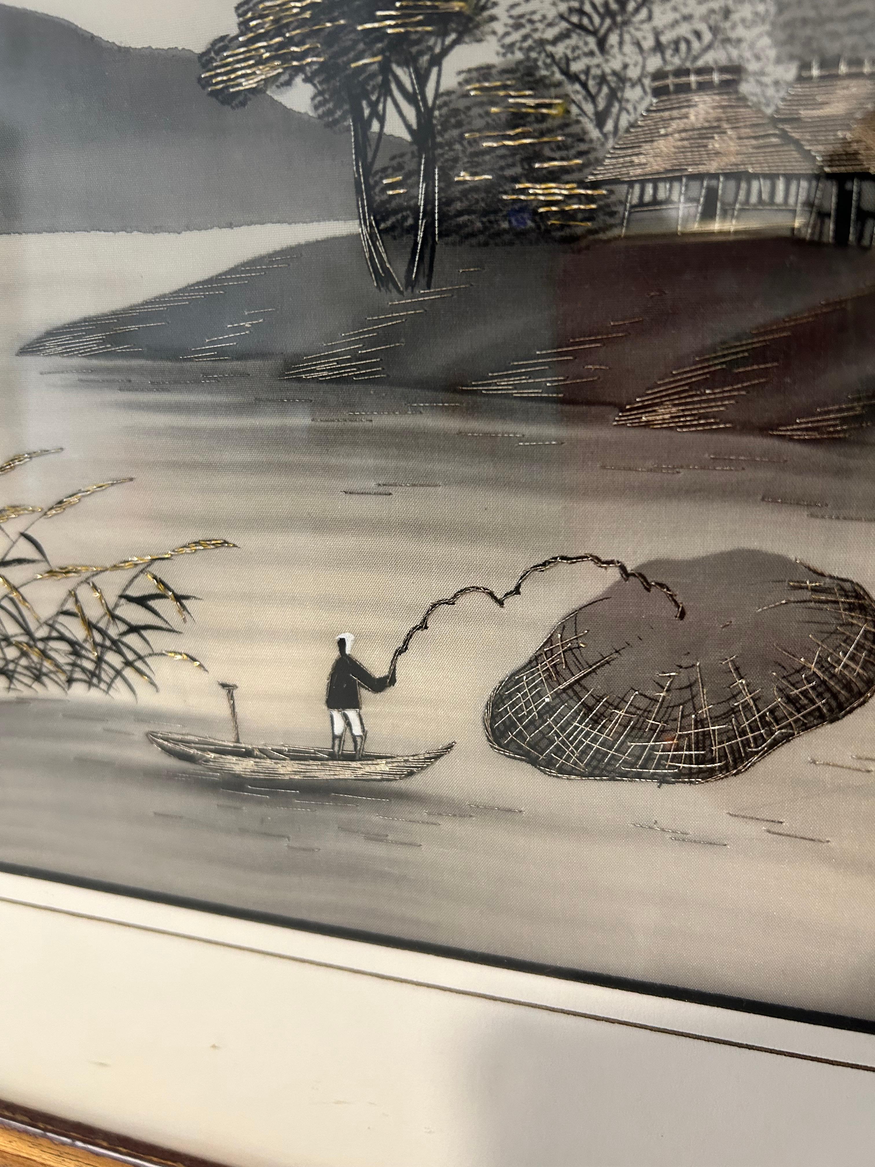 Bordado de Seda Japonesa del Monte Fuji y Pescador en un Marco de Bambú Dorado de Imitación mediados del siglo XX en venta