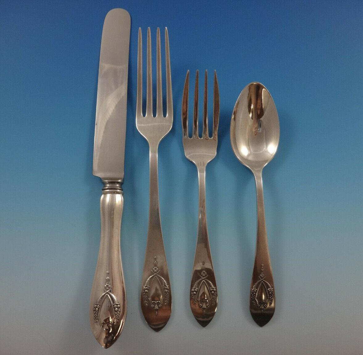 Set di posate in argento sterling MOUNT VERNON BY LUNT - 32 pezzi. Questo set comprende:
 
8 COLTELLI, 8 1/2