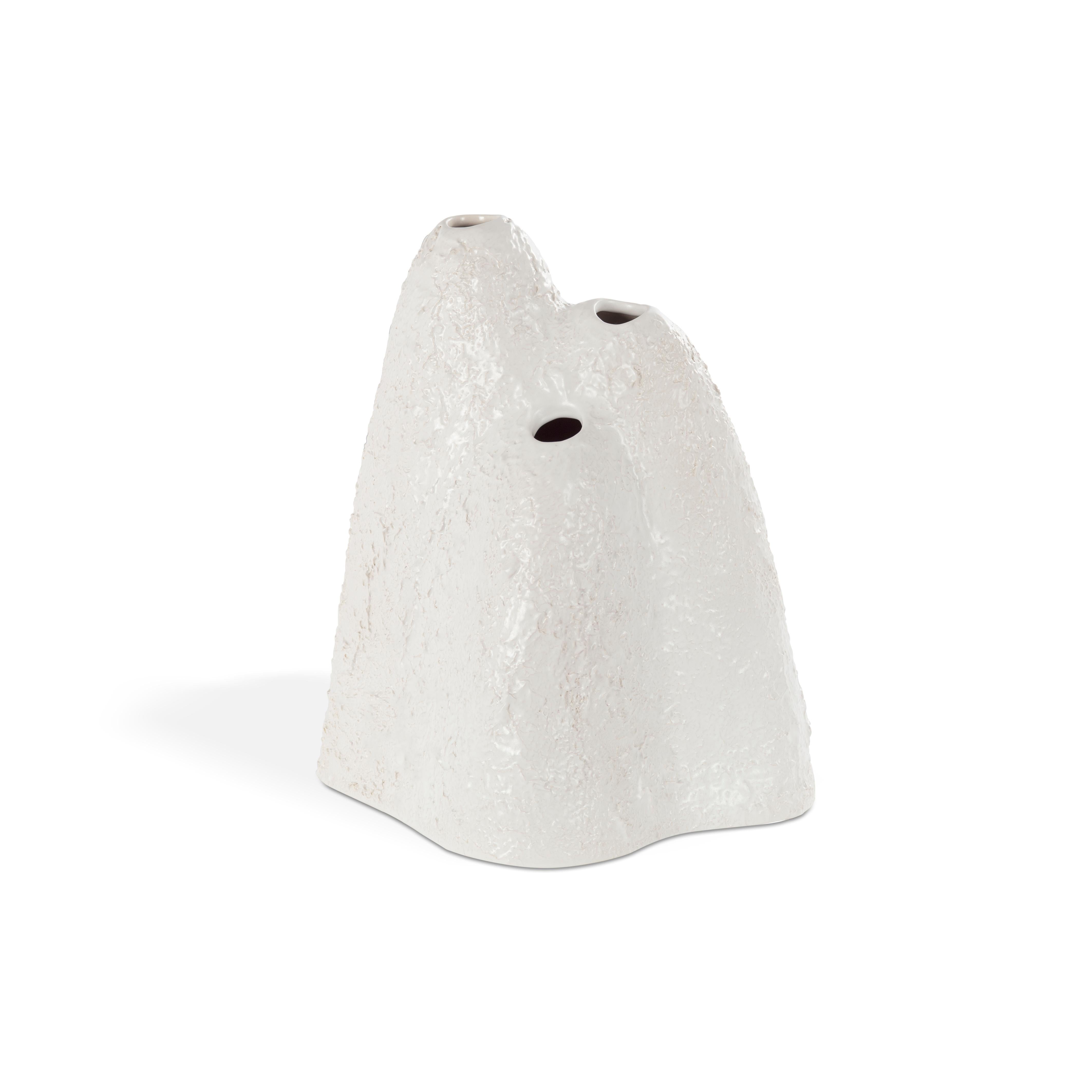 Mountain big white vase by Pulpo.
Dimensions: D25 x W20 x H31 cm.
Materials: ceramic

Also available in different colours. 

Making a dramatic entrance overtop your tablescape below comes the mountain vase. Its solid ceramic form presents the