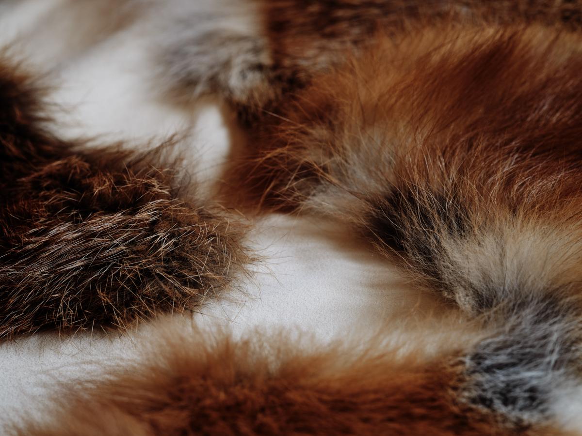 Mountain Chalet Fuchs Wildleder Bett Basis Pelz werfen Luxus Decke kariert von Muchi Decor (Moderne) im Angebot