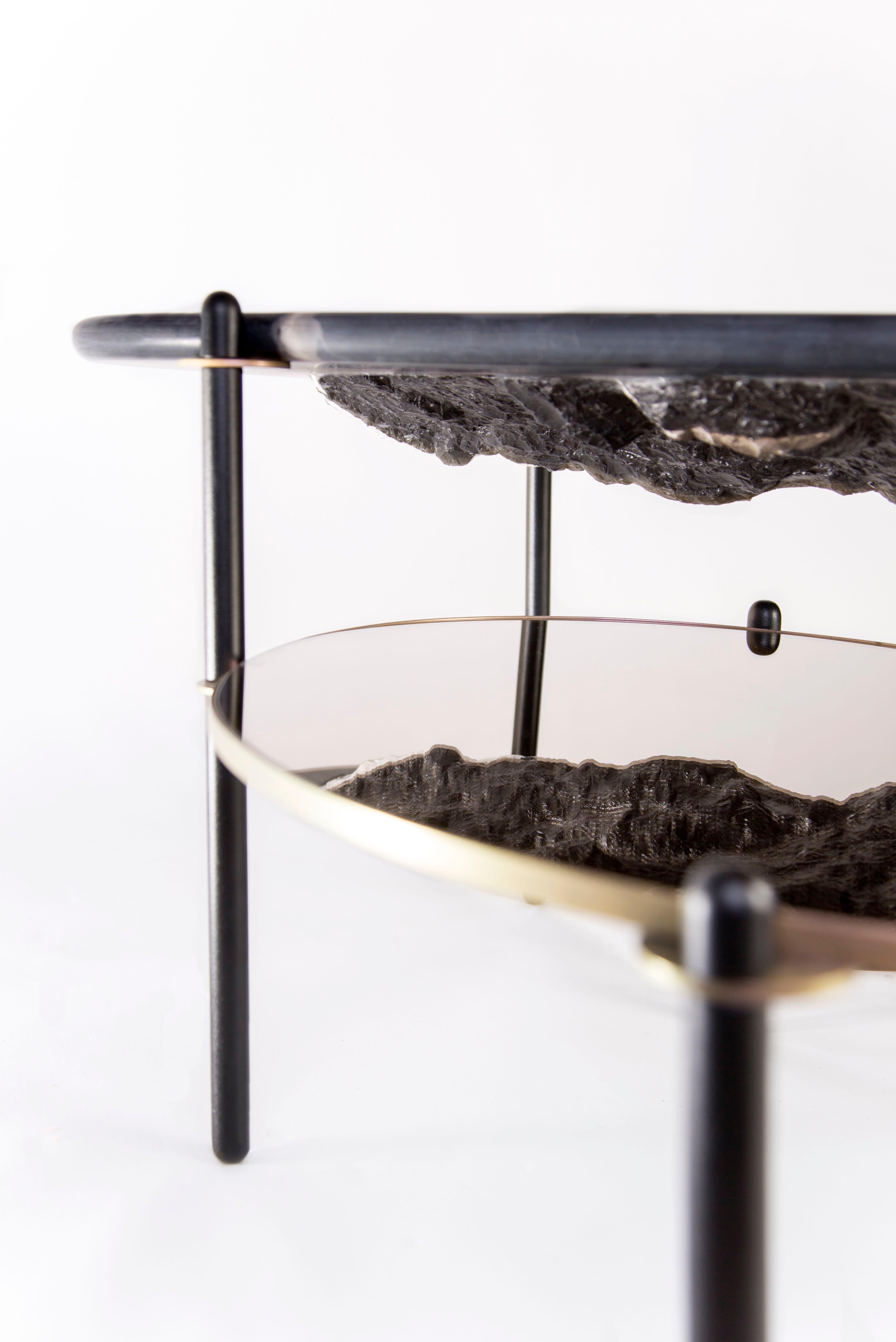 Sculpté à la main Petite table d'appoint moderne avec plateau en marbre et miroir, base en métal et laiton en vente