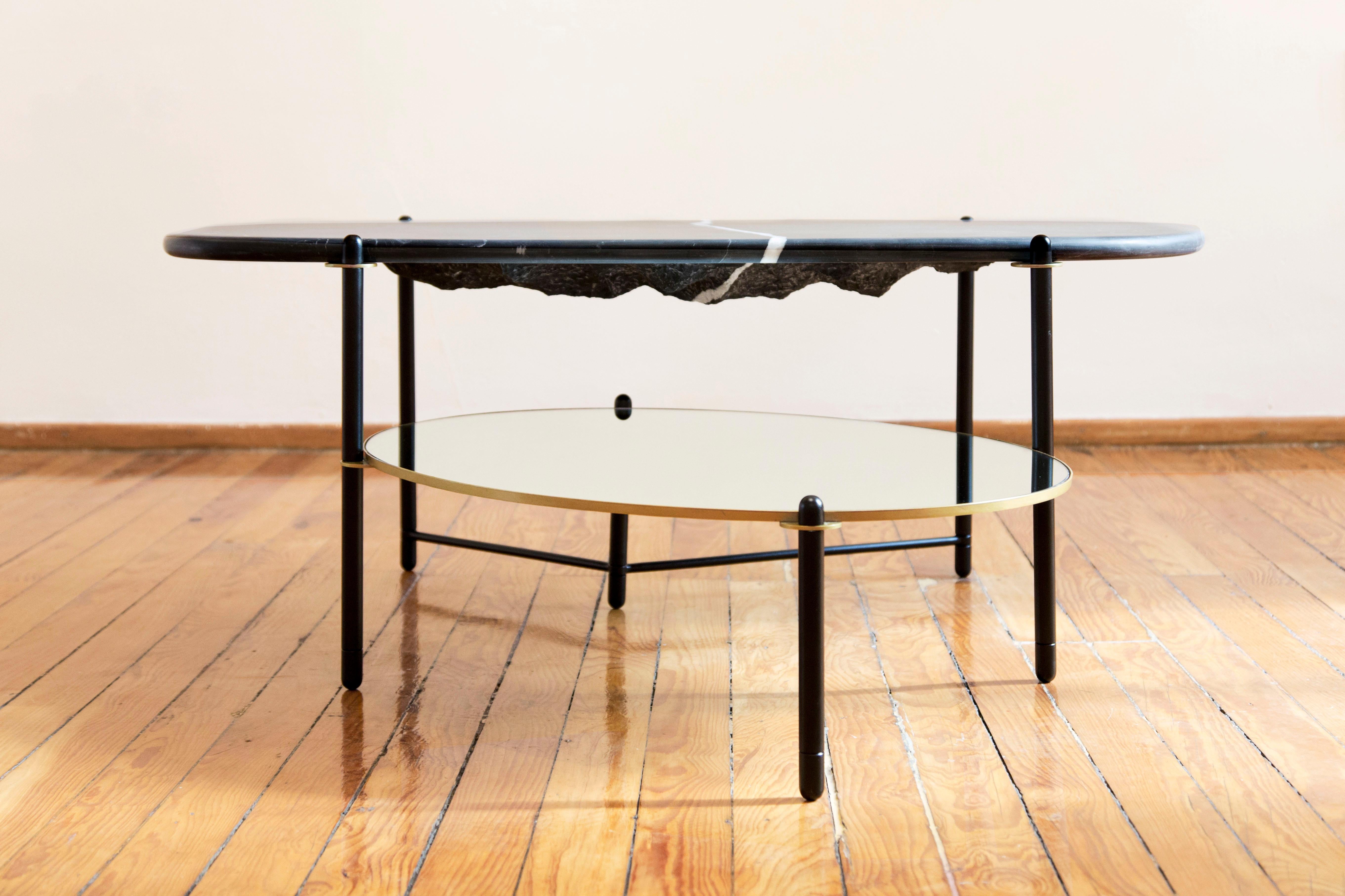 Sculpté à la main Grande table d'appoint moderne avec plateau en marbre et miroir, base en métal et laiton en vente