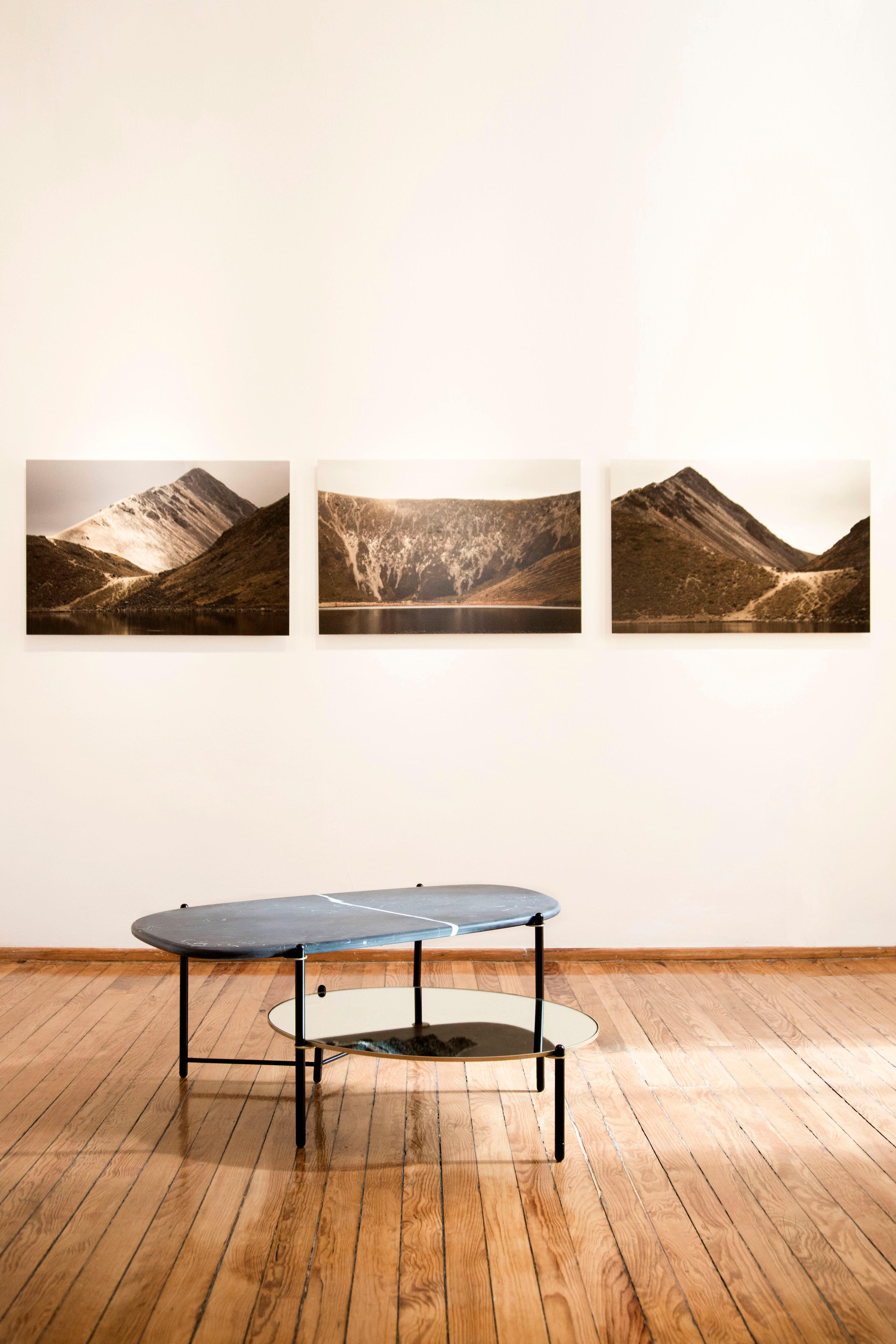 XXIe siècle et contemporain Grande table d'appoint moderne avec plateau en marbre et miroir, base en métal et laiton en vente