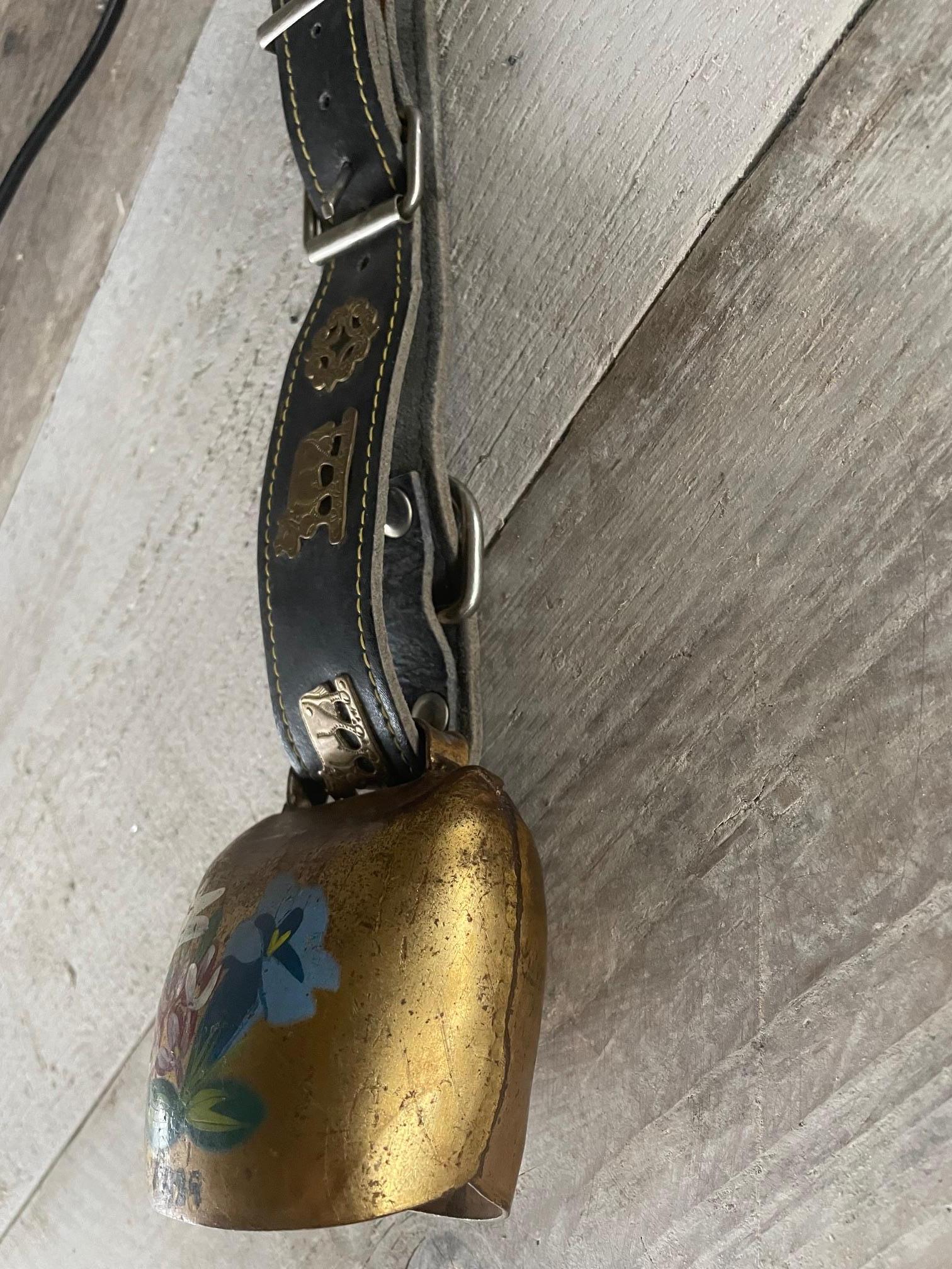 Bell that we put around the neck of cows to wait for them in the distance.
This one is from the city of Annecy in France.
it dates from 1989 and is ideal as decoration in a chalet.