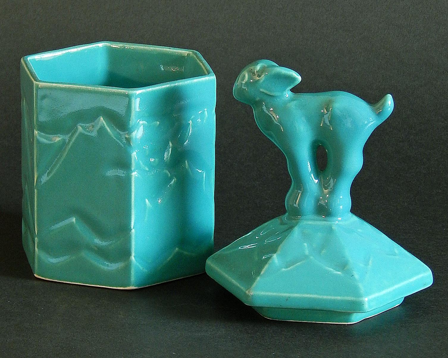 Art déco Récipient à couvercle Art Déco avec glaçure turquoise sarcelle et chèvre de fontaine en vente
